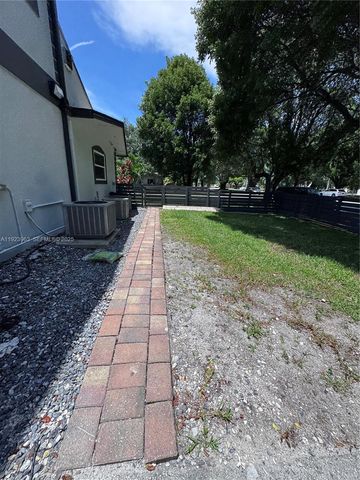 755 N Crescent Dr B, Hollywood, FL 33021