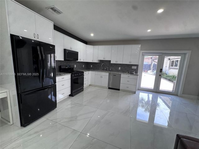 755 N Crescent Dr B, Hollywood, FL 33021