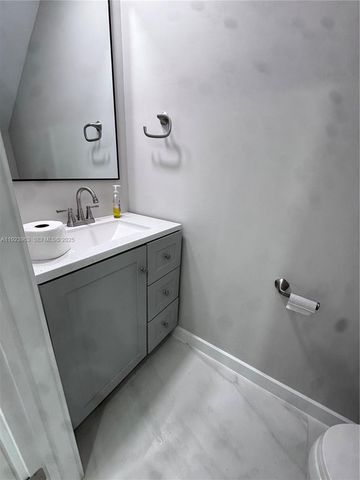 755 N Crescent Dr B, Hollywood, FL 33021