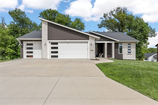 3061 Dell Ridge Lane, Hiawatha, IA 52233