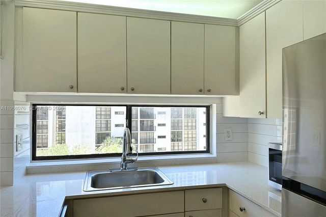 16919 N Bay Rd 617, Sunny Isles Beach, FL 33160