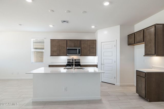 15470 W DESERT HOLLOW Drive, Surprise, AZ 85387