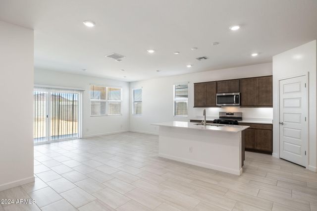 15470 W DESERT HOLLOW Drive, Surprise, AZ 85387