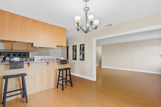 912 Los Robles, Davis, CA 95618