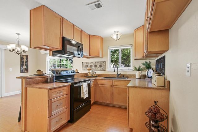 912 Los Robles, Davis, CA 95618