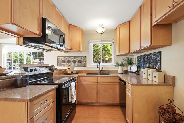 912 Los Robles, Davis, CA 95618