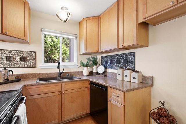 912 Los Robles, Davis, CA 95618