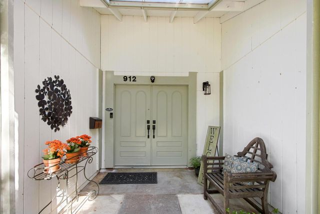 912 Los Robles, Davis, CA 95618