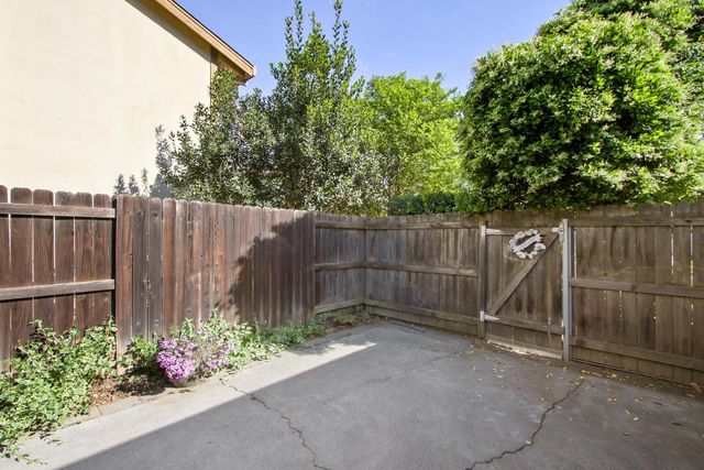 912 Los Robles, Davis, CA 95618