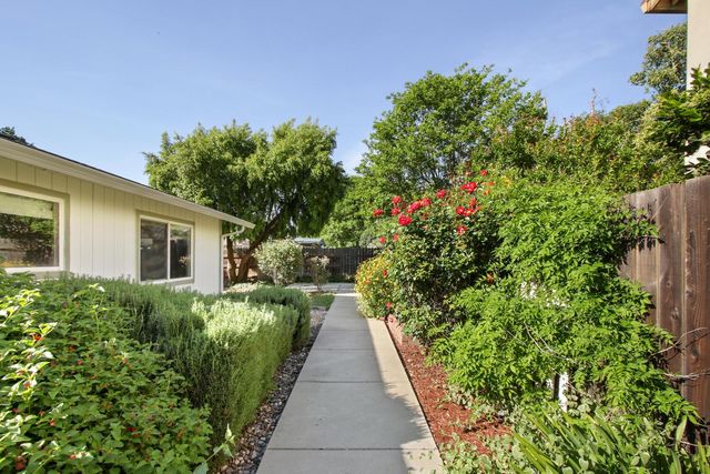 912 Los Robles, Davis, CA 95618