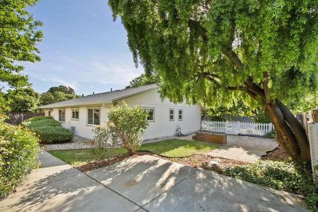 912 Los Robles, Davis, CA 95618