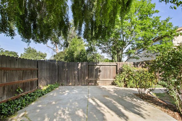 912 Los Robles, Davis, CA 95618