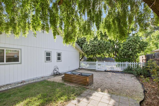 912 Los Robles, Davis, CA 95618