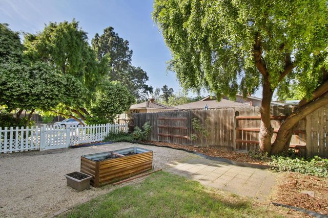 912 Los Robles, Davis, CA 95618