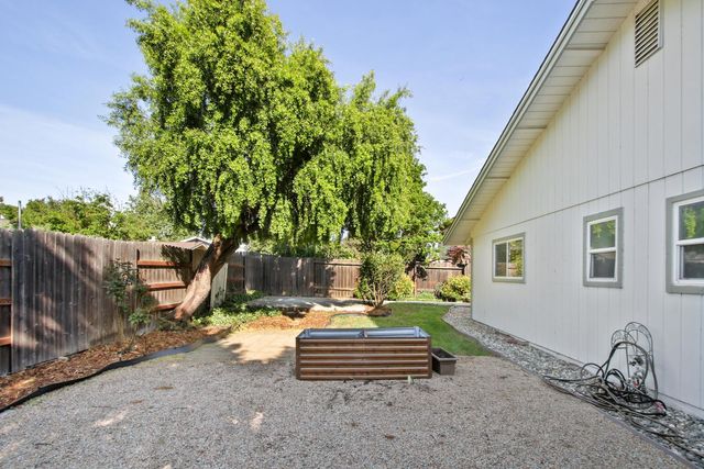 912 Los Robles, Davis, CA 95618