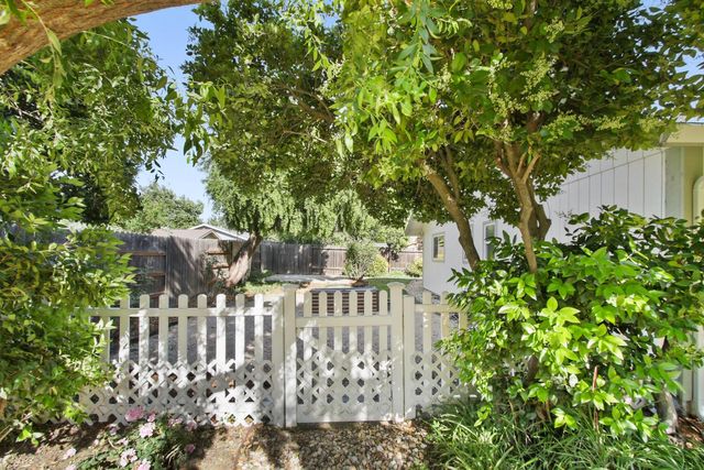 912 Los Robles, Davis, CA 95618