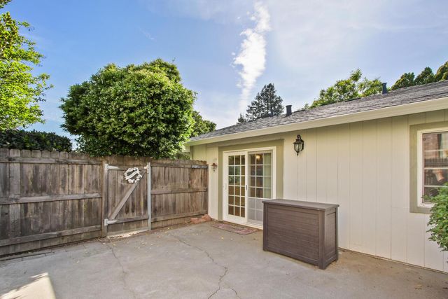 912 Los Robles, Davis, CA 95618