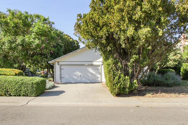 912 Los Robles, Davis, CA 95618