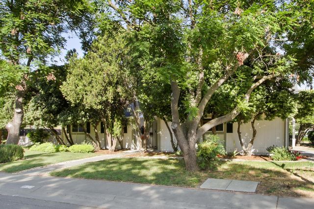 912 Los Robles, Davis, CA 95618