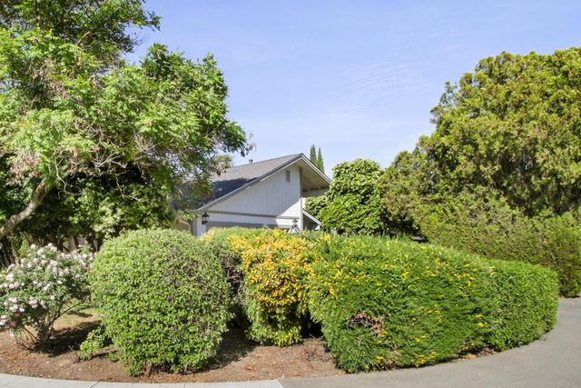 912 Los Robles, Davis, CA 95618