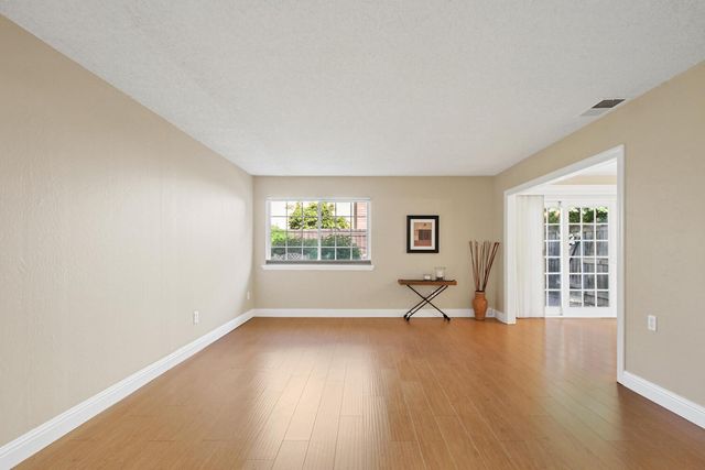 912 Los Robles, Davis, CA 95618