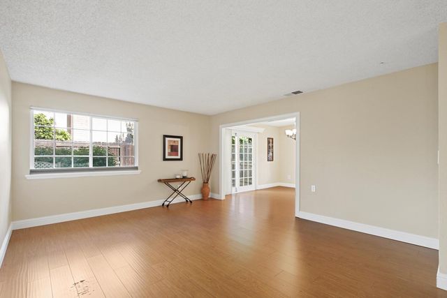 912 Los Robles, Davis, CA 95618