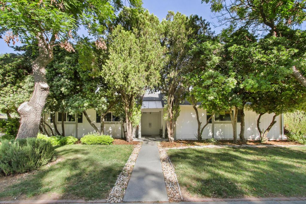 912 Los Robles, Davis, CA 95618