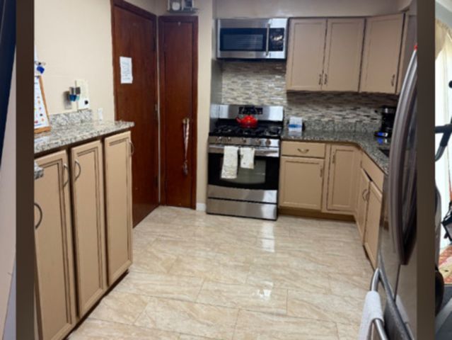 551 Carlysle Drive 2, Clarendon Hills, IL 60514