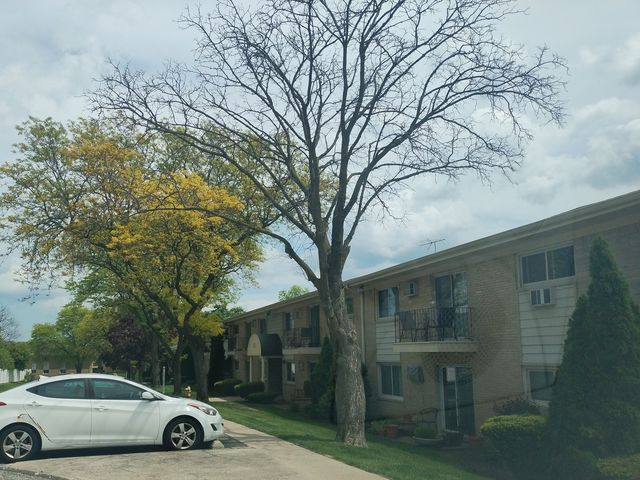 551 Carlysle Drive 2, Clarendon Hills, IL 60514
