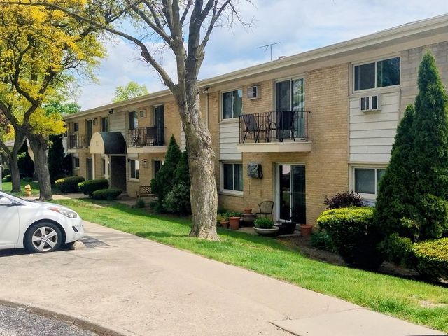551 Carlysle Drive 2, Clarendon Hills, IL 60514