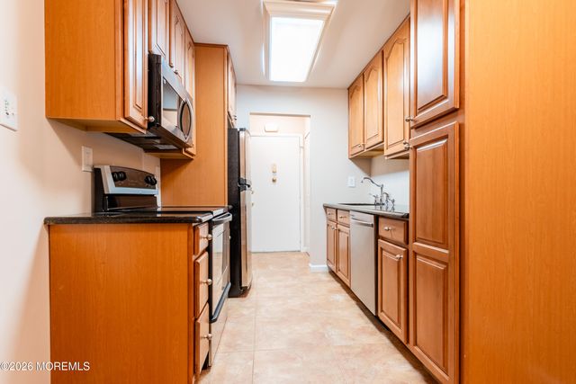 69 Overlook Way E, Manalapan, NJ 07726