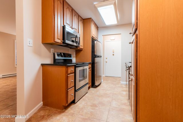 69 Overlook Way E, Manalapan, NJ 07726