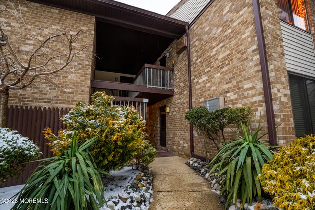 69 Overlook Way E, Manalapan, NJ 07726