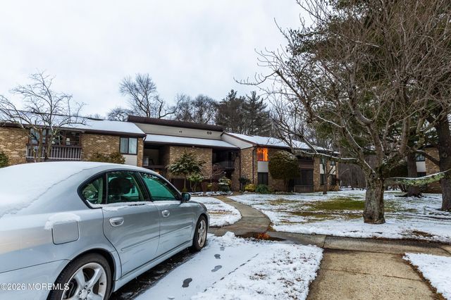 69 Overlook Way E, Manalapan, NJ 07726