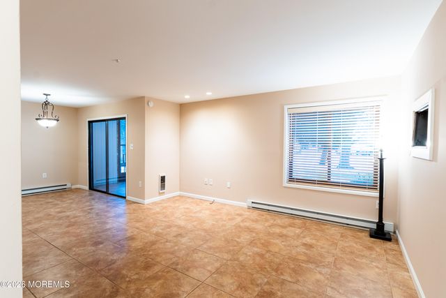 69 Overlook Way E, Manalapan, NJ 07726