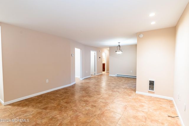 69 Overlook Way E, Manalapan, NJ 07726