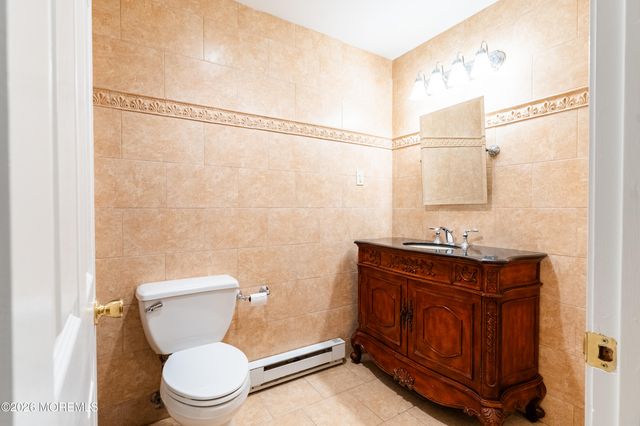 69 Overlook Way E, Manalapan, NJ 07726