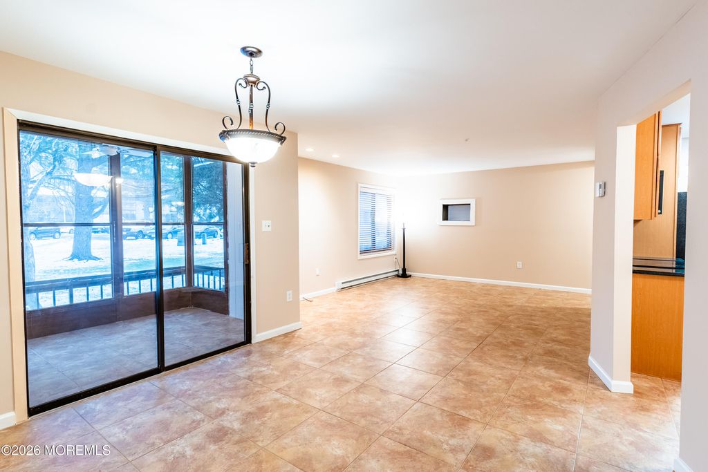 69 Overlook Way E, Manalapan, NJ 07726