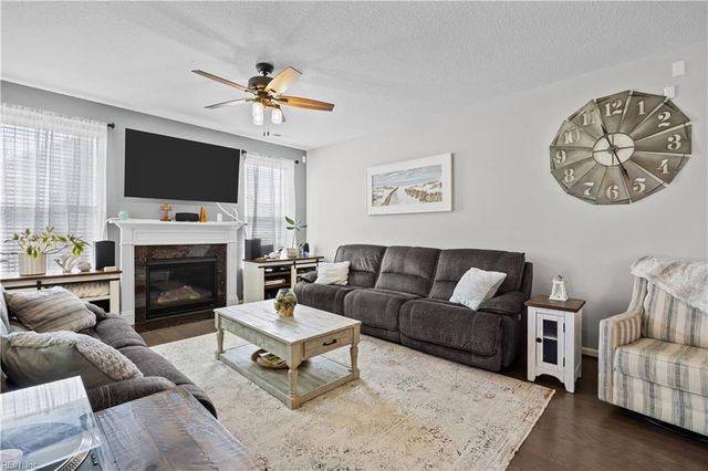 621 Wood Nymph LN, Chesapeake, VA 23323
