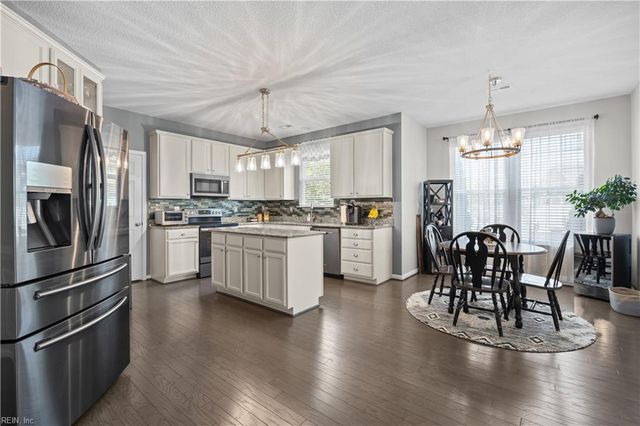 621 Wood Nymph LN, Chesapeake, VA 23323