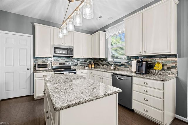 621 Wood Nymph LN, Chesapeake, VA 23323