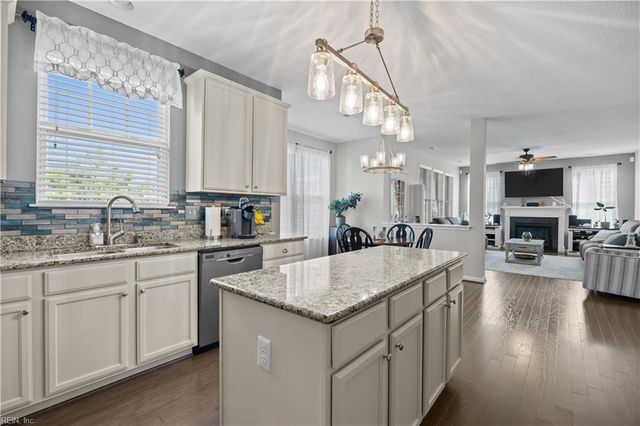 621 Wood Nymph LN, Chesapeake, VA 23323