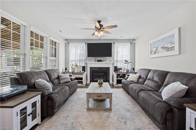 621 Wood Nymph LN, Chesapeake, VA 23323