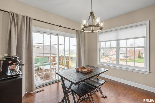 27 Blackstone Cir Circle, Le Claire, IA 52753