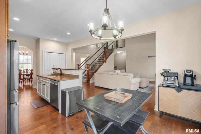 27 Blackstone Cir Circle, Le Claire, IA 52753