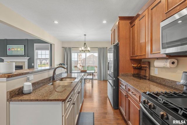 27 Blackstone Cir Circle, Le Claire, IA 52753