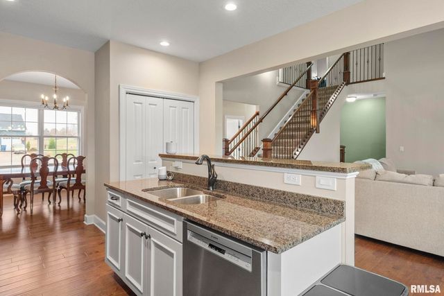 27 Blackstone Cir Circle, Le Claire, IA 52753