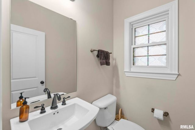 27 Blackstone Cir Circle, Le Claire, IA 52753