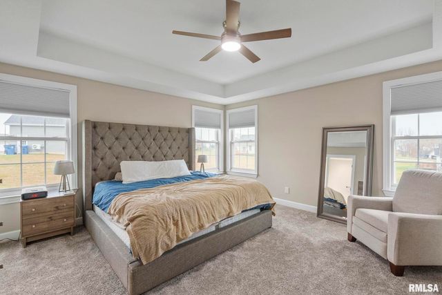 27 Blackstone Cir Circle, Le Claire, IA 52753