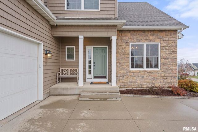 27 Blackstone Cir Circle, Le Claire, IA 52753